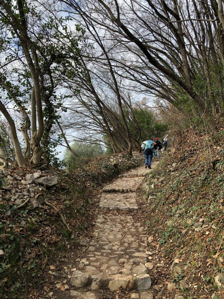 Trekking a Montisola